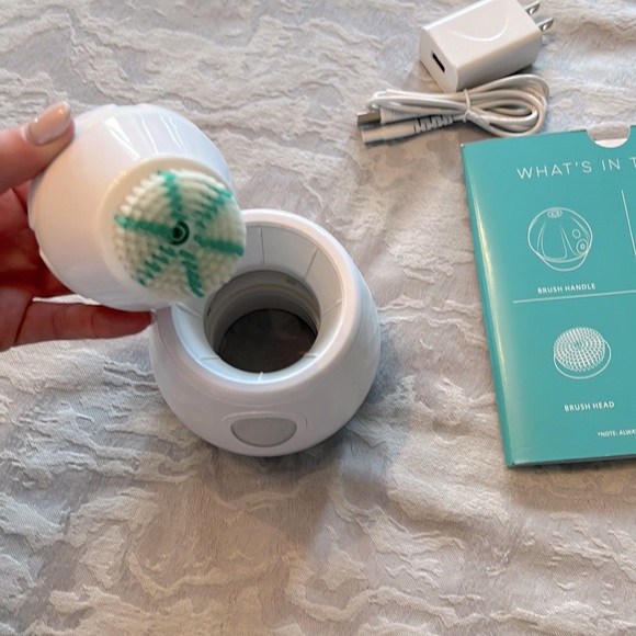 TAOCLEAN ONA Diamond Facial Brush with UV Sanitizer - Picture 4 of 6